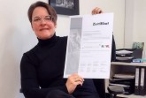 Tatjana Disse, Prokuristin GfW und Gründungsberaterin für das STARTERCENTER.NRW, mit dem neuen Zertifikat. Foto: GfW
