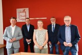 Einen guten Start wünschten der neuen Schulrätin für Förderschulen, Sandra Osterkamp, (von links) Landrat Michael Stickeln, der Dezernent für Förderschulen bei der Bezirksregierung Detmold, Martin Gustorff, der Sprecher der Schulräte, Hubertus Gockeln, und Kreisdirektor Klaus Schumacher. Foto Kreis Höxter