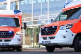 Die zwei neuen Rettungswagen vor dem Kreishaus Gütersloh. Foto: Kreis Gütersloh