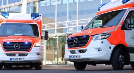 Die zwei neuen Rettungswagen vor dem Kreishaus Gütersloh. Foto: Kreis Gütersloh 