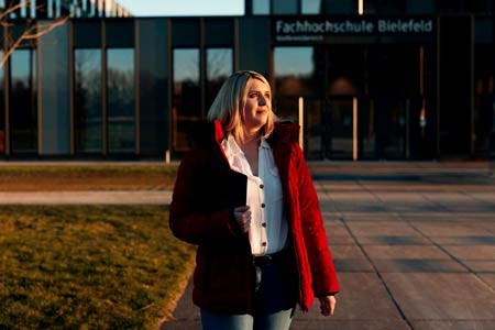 Vanessa Bartz vor der FH Bielefeld. (Foto: Patrick Pollmeier/FH Bielefeld)