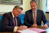 Bürgermeister Tim Kähler und Oliver Daun, Geschäftsführer Stadtwerke Herford, unterschreiben die Konzessionsverträge für Wasser und Gas @Stadt Herford