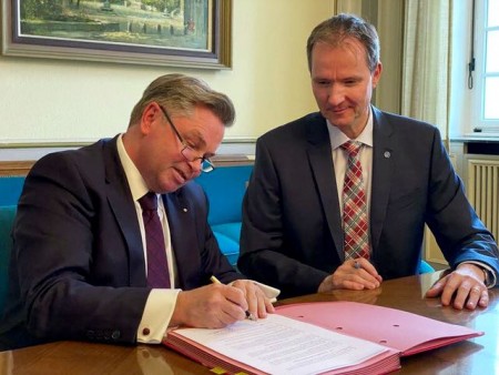 Bürgermeister Tim Kähler und Oliver Daun, Geschäftsführer Stadtwerke Herford, unterschreiben die Konzessionsverträge für Wasser und Gas @Stadt Herford