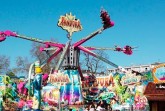 "Pandora" Beschreibung: Am Donnerstag, 14. Mai, beginnt mit dem Lunapark und dem Lunamarkt die diesjährige Paderborner Kirmes- und Jahrmarktsaison. Bis Samstag, 22. Mai, präsentieren sich auf dem Parkplatz Maspernplatz West 55 Schausteller von insgesamt 204 Bewerbern aus ganz Deutschland. Erstmalig in der Geschichte wird im Haxthausengarten hinter der PaderHalle zeitgleich ein Jahrmarkt seine Buden aufbauen. Insgesamt 21 Bewerber konnten von den 31 Bewerbungen für den Lunamarkt berücksichtigt werden. Von Haushaltswaren über Bücher, Gewürze, Schmuck, Korbwaren, Textilen und Keramik kann allerlei Ware erworben werden. Bildrechte: Kirmesmarkus