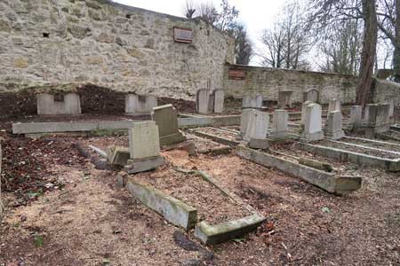 Edmund Balsam ließ verlorene Grabsteine aus Zechit nachbilden wie bei diesen Doppel- und Einzelgräbern Einfassungen. Foto: LWL/Heuter