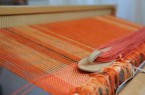 In der Textilwerkstatt werden "Stoffgeschichten" vorgeführt und erklärt wie das Einrichten des Hand-webstuhls. Foto: LWL/Sánchez