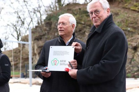 Eckhard Uhlenberg und Klaus Baumann bei der Eröffnung und Freigabe der Kinderaktionsfläche. Foto: LWL/Lehn