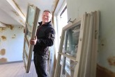 Beim "Blickpunkt Bau" stehen einmal im Monat unterschiedliche Aspekte des Bauens im Mittelpunkt. Gebäuderestaurator Tobias Striewe informiert über die Restaurierung der Fenster im Haus Stahl. Foto: LWL/Gerstendorf-Welle