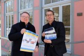 Nehmen den Welttag des Buches am 23. April zum Anlass für eine Benefizlesung: Alfred Westermann (Buchhaus am Markt) und Jochen Ehrhardt, Geschäftsführer des Detmolder Sommertheaters (von links). Foto: Karen Hansmeier