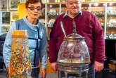 Brigitte und Wilfried Mellies präsentieren zwei neue Exponate ihrer Sammlung: einen Bierkrug aus dem frühen 20. Jahrhundert und eine Glasbowle mit Gläsern, die nach kunsthistorischer Einschätzung ein Unikat sein dürfte. Fotos: Lippisches Landesmuseum