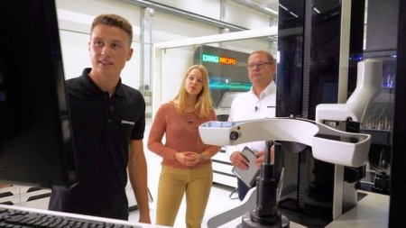 Erklärt, wie es geht: Azubi Samuel Zelmer (l.) zeigt Reporterin Jessica Jörges seine Arbeit am Voreinstellgerät. Ausbildungsleiter Hanno Hapke steht beratend zur Seite. (Foto: WorldSkills Germany)