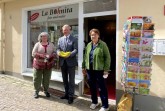 Vor dem Weltladen La Bohnita (v. l.): Mechthild Goldstein, 1. Vorsitzende des Vereins Kaffeebohne e. V., Bürgermeister Michael Dreier und Ulla Austerschmidt, ehrenamtlich Engagierte im WeltladenFoto:© Stadt Paderborn / Initiative Faires Paderborn