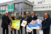 Präsentierten gemeinsam die IHK-Aktion Heimat shoppen in Halle: Dieter Büsselberg und Susanne Kock, 1. und 2. Vorsitzende von der Haller Interessen- und Werbegemeinschaft, Frank Hofen vom Innenstadtmanagement, Oliver Speicher vom gleichnamigen Marktkauf in Halle, IHK-Geschäftsführer Dr. Christoph von der Heiden und Marco Rieso, IHK-Referatsleiter Handel und Dienstleistung (v. l.).