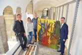Noch laufen die Vorbereitungen im Kreuzgang (v. l.): Markus Runte vom Stadtmuseum, Maryna Streltsova von der Nationalen Kunstakademie in Kiew, Künstler Petro Antyp und Dr. Andreas Siebe vom Rotary Club Paderborn-Kaiserpfalz freuen sich auf die Eröffnung dieses besonderen Ausstellungsprojektes.Foto:© Stadt Paderborn