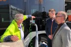 moBiel - Fahrer Niklas Kitschke (Mitte) und Projektleiter Gerhardt Sawatzky (rechts ) lassen sich von Fahrlehrer Axel Storck zeigen, wie man einen Wasserstoffbus betankt . Foto: moBiel