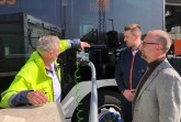moBiel - Fahrer Niklas Kitschke (Mitte) und Projektleiter Gerhardt Sawatzky (rechts ) lassen sich von Fahrlehrer Axel Storck zeigen, wie man einen Wasserstoffbus betankt . Foto: moBiel
