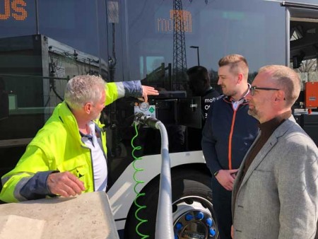 moBiel - Fahrer Niklas Kitschke (Mitte) und Projektleiter Gerhardt Sawatzky (rechts ) lassen sich von Fahrlehrer Axel Storck zeigen, wie man einen Wasserstoffbus betankt . Foto: moBiel