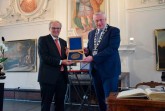 Prof. Dr. Dr. Hubert Wolf erhält die Hoffmann-von-Fallersleben Plakette von Bürgermeister Daniel Hartmann Bildnachweis: Stadt Höxter
