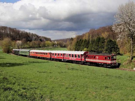 1: Die historische Museumseisenbahn mit der Elektrolok E22 auf Fahrt im Extertal. (Michael Rehfeld)