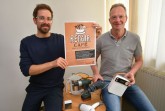 Nicolas Witschorek und Hubertus Abraham vom Kreis Höxter, freuen sich, dass das Repair-Café in Brakel wieder regelmäßig öffnet. Dort bekommen defekte Geräte eine zweite Chance. Foto: Kreis Höxter