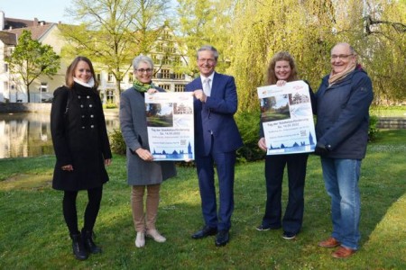 Freuen sich auf die Eröffnung des Paderauenparks am 14. Mai (v. l.): Indra Bradbury vom Referat für Städtebauförderung der Stadt Paderborn, Claudia Warnecke, Technische Beigeordnete der Stadt Paderborn, Bürgermeister Michael Dreier, Jessica Schütte, Leiterin des Amtes für Umweltschutz und Grünflächen der Stadt Paderborn, sowie Wolfgang Walter, Beigeordneter und Sportdezernent der Stadt Paderborn.Foto:© Stadt Paderborn