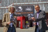 Freuen sich auf die Ausstellung und zahlreiche Gästeführungen: Dr. Holger Kempkens (links), Direktor des Diözesanmuseums, und Karl Heinz Schäfer, Geschäftsführer der Tourist Information Paderborn, vor dem Ausstellungsbanner „SO GESEHEN“.Foto:© Erzbistum Paderborn