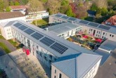 Durch neue Gebäudeleitlinien sollen künftig alle LWL-Neubauten weitestgehend klimaneutral geplant werden. Foto: LWL-Klinik Münster
