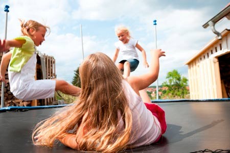 AOK-Spezialist für Bewegung Ralf Neuhaus warnt insbesondere vor Verletzungs-Risiken. Daher sollten Kinder erst ab sechs Jahren springen dürfen und dabei unbedingt wichtige Verhaltensregeln beachten. Foto: AOK/hfr.