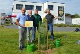 Jörg Meffert, Willi Hennebrüder, Maik Kornalewski und Fred Meffert nach der Pflanzung von Mefferts Süßapfel - Eine Infotafel zur Sorte wird noch angebracht. Foto BUND Lemgo