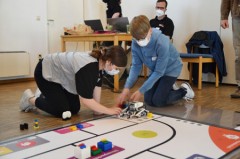 Neue Ladung und ab zur nächsten Aufgabe: Josefine Hansen und Clemens Hellmann vom Team Kellerkinder bauen ihren Roboter um.
