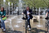 Radfahren hält frisch macht Spaß: Am Wasserspiel vor dem Rathaus fordern Stadtbaurätin Nina Herrling, Bürgermeister Norbert Morkes und Fahrradbeauftragter Tobias Schwarzer zum Mitmachen beim Stadtradeln auf.