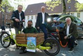 Martin Knabenreich (Bielefeld Marketing, v. l.), Michael Holzweißig (MAX Cargobike), Martin Uekmann (Stadtwerke Bielefeld) und Ralf Eigenrauch (Agentur Eigenrauch & Partner) stellen das Konzept der La Strada 2022 auf dem Klosterplatz vor. Lastenräder, Autos mit Elektro-Antrieb, Sharing-Angebote sowie Innovationen des öffentlichen Nahverkehrs spielen vom 6. bis 8. Mai eine zentrale Rolle in der Bielefelder Altstadt. Bildnachweis: Bielefeld Marketing