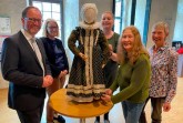 Freuen sich über das nachgeschneiderte Kleid (von links): Jörg Düning-Gast, Verbandsvorsteher des Landesverbandes Lippe, Dr. Susanne Hilker vom Weserrenaissance- Museum Schloss Brake, Marja Kettner, Kostümbildnerin für historische Kleidung, Kunstpädagogin Sabine Wedemeyer-Schwiersch und Dr. Vera Lüpkes, Direktorin Weserrenaissance-Museum Schloss Brake. Foto: Weserrenaissance-Museum Schloss Brake/Herrmann