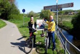 Auf dem Foto sind mit ihren Fahrrädern die Klimamanagerin der Stadt Vlotho, Sarah Wagner (links) und der Mobilitätsmanager Udo Pühmeyer (rechts) unterwegs © Stadt Vlotho