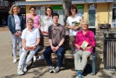 Auf dem beigefügten Foto sind von links nach rechts zu sehen: Hinten: Christi ane Stute (Vlotho Marketing GmbH), Petra Schröer (Werbe - und Interessengemeinschaft Vlotho e.V. ), Kirsten Lehbrink (Landfrauen Vlotho), Elke F r anz (Förderverein Stadtbücherei Vlotho e.V. ), Vorne: Susanne Upmeier (Landfrauen Vlotho), Peer Sonntag (Vlotho Marketing GmbH), Karin Volkmann (Förderverein der Stadtbücherei Vlotho e.V. )