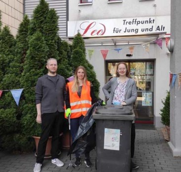 Die AWO-Quartiersmanager Tobias  Stochl (l.) und Ines Hocke (r.) freuen sich mit  AWO-Sozialraumberaterin Verena Webb schon darauf,  gemeinsam mit den Südstadt-Bewohnern aufzuräumen  und ins Gespräch zu kommen. (Foto: AWO)