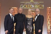 Foto v.l.n.r.: President & CEO Worldwide Chris Kempczinski; Franchise-Partner Arndt Heiderich mit seiner Ehefrau Kirsten Heiderich; President, International Ian Borden © McDonald's Verwaltung Heiderich
