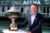 Turnierdirektor Ralf Weber präsentiert den Siegerpokal der 29. TERRA WORTMANN OPEN vom 11. bis 19. Juni 2022 in HalleWestfalen. © TERRA WORTMANN OPEN (honorarfrei)