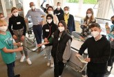 Ziel erreicht: Ingo Nürnberger, Petra Krause und Claudia Hilse (Mitte v.l.n.r.) freuen sich, wenn Schülerinnen und Schüler sich durch den Care Day für den Pflegeberuf begeistern. Foto: Manuel Bünemann, EvKB