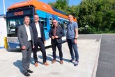 moBiel-Technikchef Kai-Uwe Steinbrecher (von links), moBiel-Geschäftsführer Martin Uekmann, Projektleiter Gerhard Sawatzky und Fuhrparkleiter Ralf Schönenberg vor dem Wasserstoff-Bus, der ab diesem Montag auf der Linie 29 im Einsatz ist. Foto: moBiel/Hans-Heinrich Sellmann