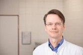 Prof. Dr. Dr. Jörg Thomas Hartmann. Der Chefarzt der Klinik für Hämatologie, Onkologie, Immunologie am Franziskus Hospital Bielefeld © kho Bielefeld