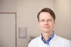 Prof. Dr. Dr. Jörg Thomas Hartmann. Der Chefarzt der Klinik für Hämatologie, Onkologie, Immunologie am Franziskus Hospital Bielefeld © kho Bielefeld