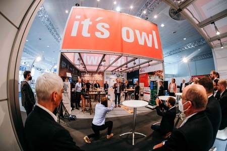 Im Zentrum des OWL- Gemeinschaftsstand stellen s	ich unter andere	m Start - ups  aus der Region vor. Foto: it	’ s  OWL