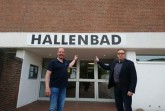 Bäderleiter Ralf Aldenhoff und Stefan Lütgemeier, Geschäftsführer der Gemeindewerke Steinhagen vor dem Hallenbad, das seit 50 Jahren nur "Hallenbad" heißt. Sie fordern ab sofort auf zum Namenswettbewerb.Foto-Gemeindwerke-Steinhagen