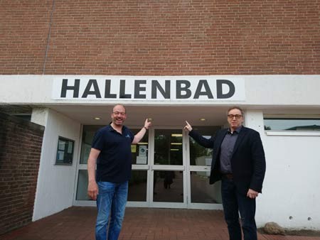 Bäderleiter Ralf Aldenhoff und Stefan Lütgemeier, Geschäftsführer der Gemeindewerke Steinhagen vor dem Hallenbad, das seit 50 Jahren nur "Hallenbad" heißt. Sie fordern ab sofort auf zum Namenswettbewerb.Foto-Gemeindwerke-Steinhagen