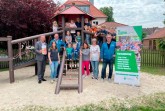 Den Gutschein überreichte links im Bild, Oliver Bekiersch von der Sparkasse Paderborn-Detmold. Mit ihm freuten sich Osterlauf ORGA Leiter mit Lara Brundiers, ebenso wie Erzieherin Brigitte Brenke, Kita Leiterin Melanie Heusipp und Mathias Vetter vom SC Grün-Weiß Paderborn Text: Mathias Vetter Foto: SC Grün-Weiß Paderborn