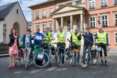 Foto zeigt: Dr. Miriam Mikus (Erste Beigeordnete Stadt Detmold), Heike Scharping (Team Klimaschutz und Freiraumplanung), Rainer Fumfei (Stadtradeln-Botschafter), Helge Pehle (Radverkehrsbeauftragter Stadt Detmold), Jürgen Deppemeier (Radverkehrsbeauftragter Kreis Lippe), Frank Loke (ADFC Lippe), Markus Herbst (Kreis Lippe, Klimaschutz) und Thomas Eichele (ADFC Lippe) vor dem Detmolder Rathaus. Foto: Stadt Detmold