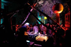 Der DJ Kolt Siewerts, bekannt von Festivals wie dem Nature One, legte zwischen 1 bis 3 Uhr auf dem Drum n Bass Floor im oberen Burghof auf. (Foto: Martha Johannsmeier)