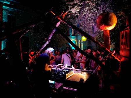 Der DJ Kolt Siewerts, bekannt von Festivals wie dem Nature One, legte zwischen 1 bis 3 Uhr auf dem Drum n Bass Floor im oberen Burghof auf. (Foto: Martha Johannsmeier)