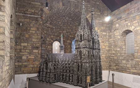 Ein Highlight der Ausstellung "Stein auf Stein - Großkirchen im Miniaturformat" ist das Modell des Kölner Doms Foto: LWL/ A. Karl
